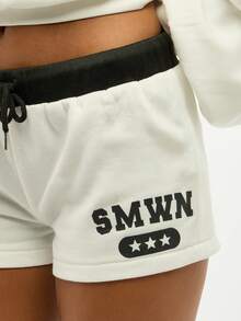 SUMWON WOMEN 校队风格字母印花运动短裤高腰运动抽绳撞色腰带数字图案夏季热裤 - 白色 - 查看 5