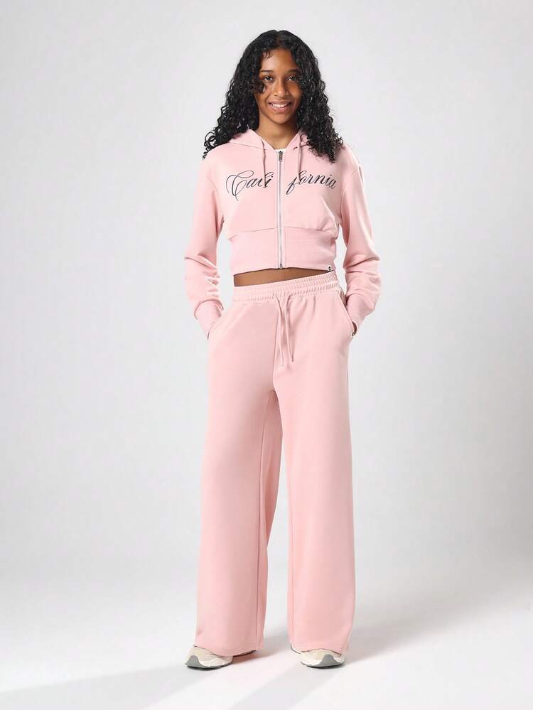 クロップド丈のフルジップパーカーとスクリプト入りワイドレッグジョガー