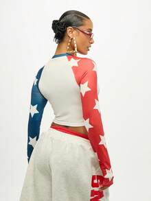 SUMWON WOMEN Top curto com estampa de bandeira americana e texto bonito e pago, manga comprida, estampa de estrela, raglan, camiseta estampada, moda patriótica para festivais - Multicolorido - Ver 2