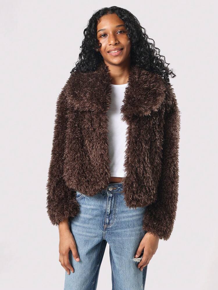 サイドポケットとふわふわの質感が特徴の豪華なテディコート