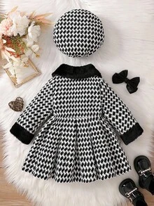 SHEIN Baby Girls' Faux Fur Collar Pearl Double-Breasted Long A-Line Coat, Paired With Matching Beret Hat. The A-Line Silhouette Is Simple Yet Elegant, Suitable For Babies Of Various Body Types. Whether For Daily Outings, Park Playtime, Or Casual Home Wear, Your Little Princess Will Shine Brightly. Fall Winter - Black and White - View 2