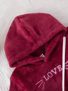 SHEIN Playful Pals Baby Love 刺绣羊毛连帽衫和裤子套装，秋冬 - 酒紅色 - 查看 6