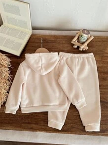 SHEIN 女宝宝休闲极简“DADDY'S MINI”字母印花卡其色针织柔软舒适连帽宽松长袖卫衣和裤子套装，适合秋冬 - 米色 - 查看 2