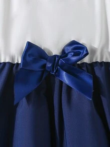 年轻女孩优雅撞色蕾丝和编织绿色连衣裙下摆拼接闪亮腰带连衣裙，适合夏季