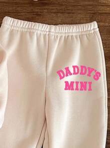 SHEIN 女宝宝休闲极简“DADDY'S MINI”字母印花卡其色针织柔软舒适连帽宽松长袖卫衣和裤子套装，适合秋冬 - 米色 - 查看 5