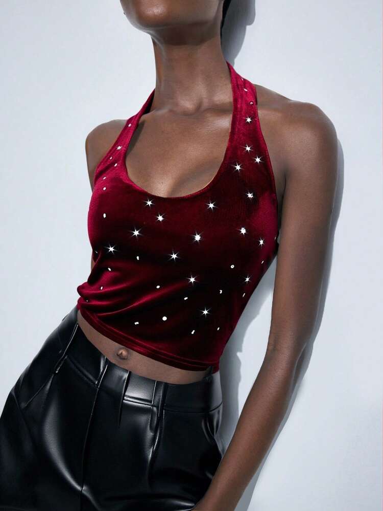 SHEIN Maija 2025年 クルーネック ホルター クロップド ベルベット タンクトップ、ワインレッド、秋初めのパーティーシーズンに適しています。女性の冬、学校始まりの秋、ホームカミング、外出、ビジネスカジュアル、ホットフィックスラインストーン、クリスマスラインストーンベルベットトップ、ダークレッドトップ、ボルドートップ、ラインストーントップ、ハルタートップ