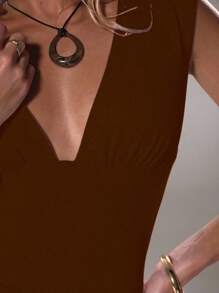 TRNVIE 女士深V领紧身休闲百搭上衣，春夏款 - 咖啡棕 - 查看 4