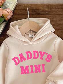 SHEIN 女宝宝休闲极简“DADDY'S MINI”字母印花卡其色针织柔软舒适连帽宽松长袖卫衣和裤子套装，适合秋冬 - 米色 - 查看 3