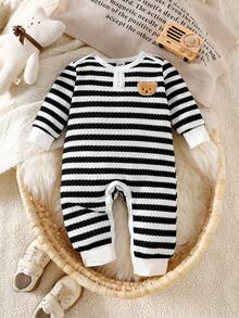 SHEIN جمبسوت قطعة واحدة للأطفال الرضع بتصميم الدب مع خطوط متباينة، ملابس كاجوال مناسبة للخروجات والمنزل، مناسبة لفصلي الربيع والخريف، جمبسوت مخططة للأطفال الرضع، جمبسوت مخططة للأطفال الرضع، جمبسوت محبوكة للأطفال الرضع في فصلي الخريف والشتاء