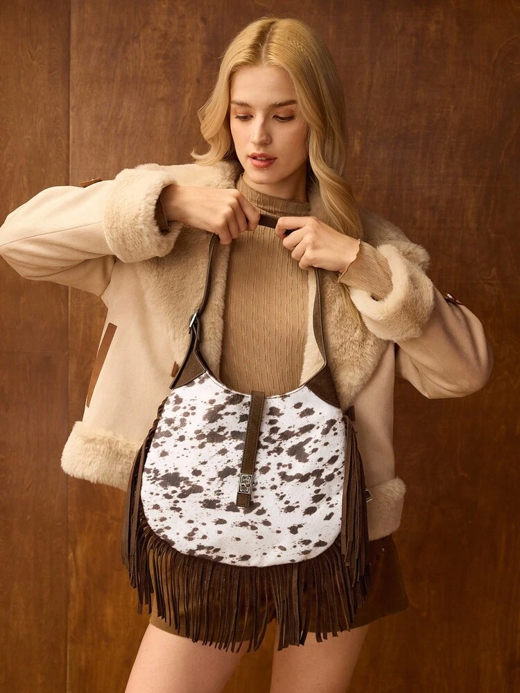 Borsa a spalla con blocchi di colore a stampa dalmata, frange e fibbia