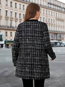 SHEIN Clasi 大码优雅仿粗花呢口袋长袖外套 粗花呢外套 女士长款开衫 珍珠纽扣开衫 黑白格子开衫 秋季女装 冬季女装 冬季女装 女教师款 大码女装 女式外套 女士罩衫 秋季女装 - 黑與白 - 查看 3
