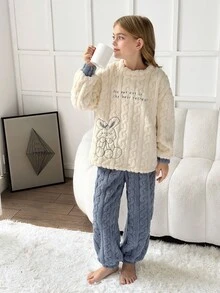 SHEIN 少女兔子刺绣保暖内衬圆领长袖上衣和裤子睡衣套装，适合秋冬季穿着。