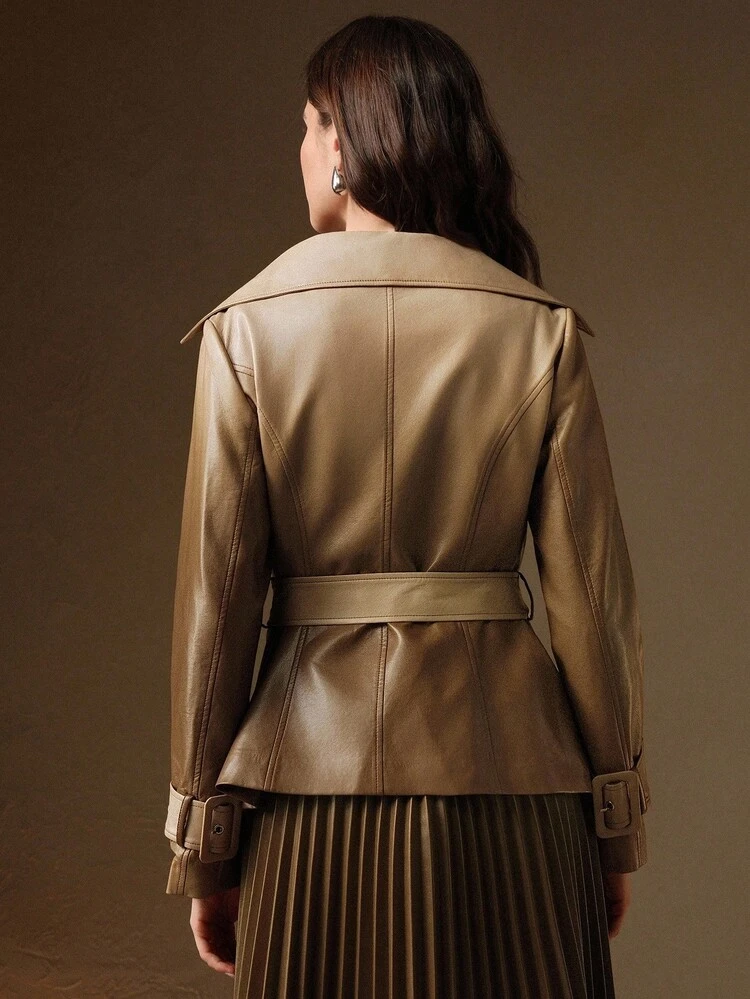 エレガントなヴィンテージオンブレPUレザージャケット、オーバーサイズの襟とベルト付き、ショート丈フィッテッドスタイル、秋冬