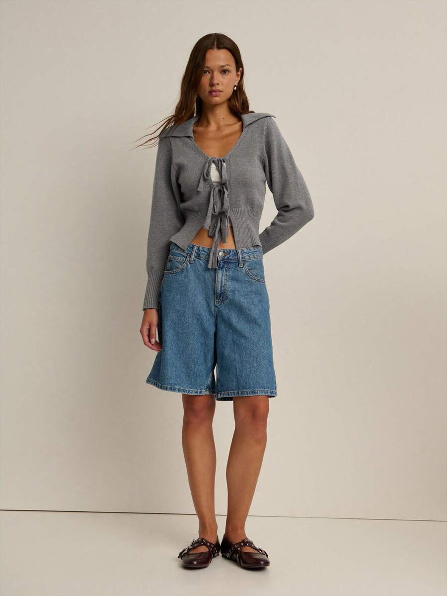 Nöista Áo khoác cardigan dệt kim dáng ngắn màu tím nhạt với cổ chữ V hở, cổ áo xẻ mềm mại và ba dây buộc phía trước. Cổ tay áo bo gân và cạp chun rộng tạo hiệu ứng tôn dáng. Hoàn hảo cho mùa thu, những buổi học tập hoặc những buổi hẹn cà phê thân mật. - Xám - Xem 1