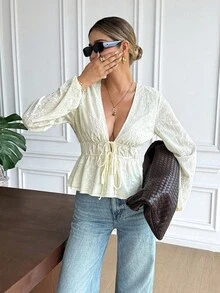 Serisse Blusa feminina jacquard com decote em V, mangas bufantes e barra com babados, modelagem ajustada. Ideal para o outono, esta blusa elegante é perfeita para festas, casamentos e outras ocasiões especiais. Perfeita para convidadas de casamento, ela também pode ser usada em eventos formais e para sair à noite. Ideal para casamentos civis, esta blusa branca é uma ótima opção para o verão. - Damasco - Ver 3