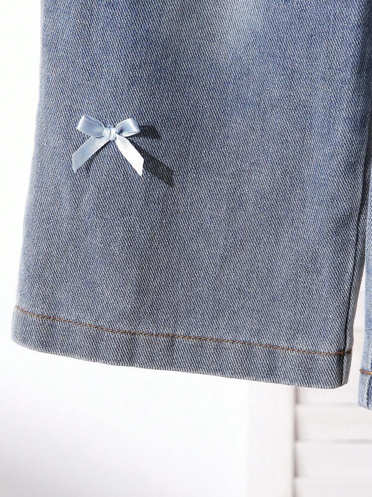 SHEIN Playful Pals 女童套装：印花针织衫+牛仔裤，适合春秋冬。针织背心采用精致的提花图案，蝴蝶结点缀更添甜美气息。衬衫简洁易搭配，牛仔裤舒适时尚。整体造型时尚甜美，适合逛街、游玩、参加派对等场合。 - 灰色 - 查看 5