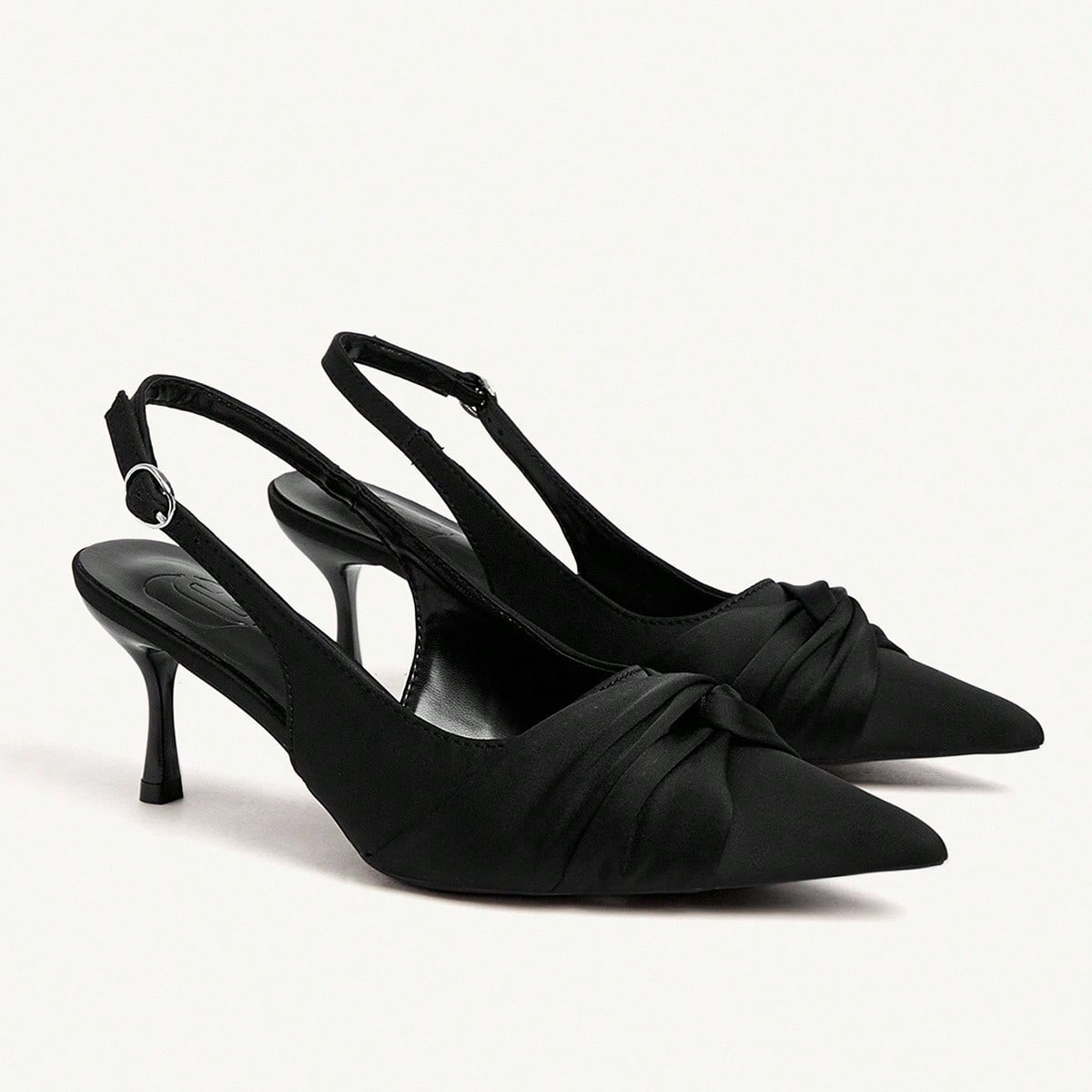 Tacones de salón de punta afilada con nudo retorcido, elegantes, románticos y sexys, de estilo gótico, de satén negro y tacón alto. Zapatos de ve