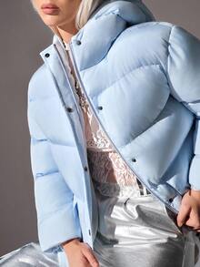 CasuGlow Damen-Steppjacke mit gestepptem Design, vorderen Klappentaschen mit Knopfverschluss, langen Ärmeln, hohem Kragen, warm und lässig, blaue Damen-Steppjacke, Damen-Steppjacke mit Kapuze, hellblaue Steppjacke, wattierter Mantel - Babyblau - Übersicht 1