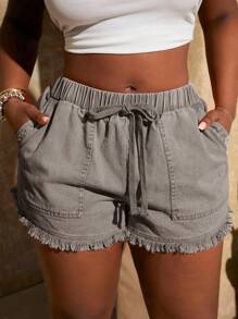 SHEIN SXY 大码女装春秋季新款复古水洗弹力腰流苏边短裤，适合日常穿着、音乐节、演唱会、狂欢派对、海滩度假、约会之夜、生日、单身派对、夜店、可爱休闲、购物、街头风、外出等场合，易于搭配，显瘦，凸显身材，修饰身形，秋季必备 - 灰色 - 查看 3