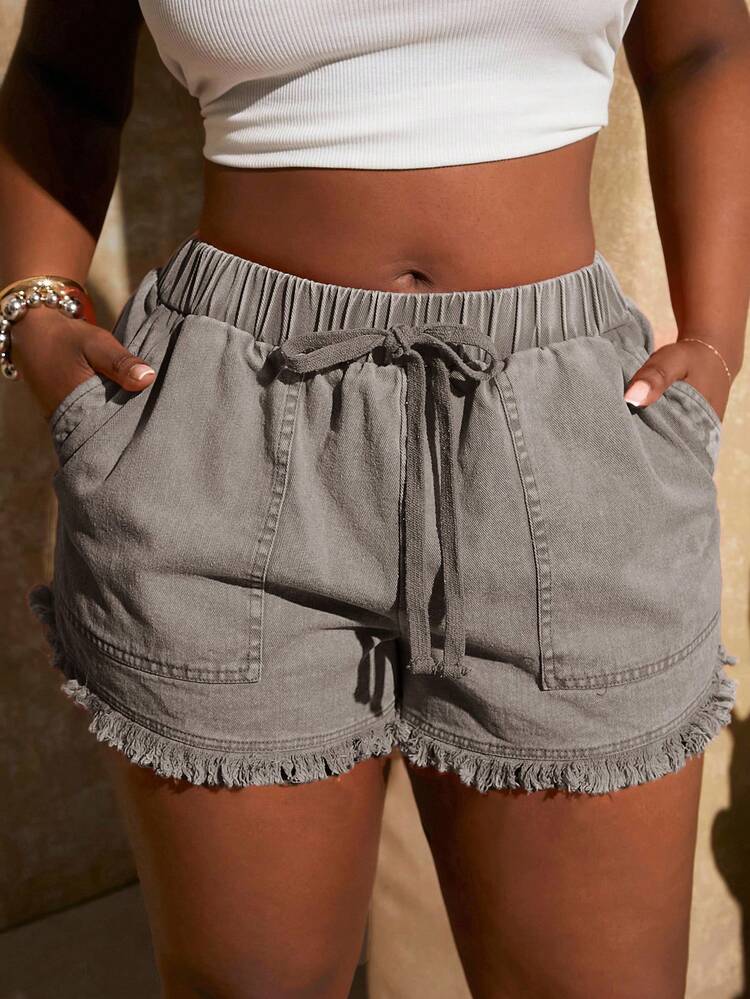 SHEIN SXY 大码女装春秋季新款复古水洗弹力腰流苏边短裤，适合日常穿着、音乐节、演唱会、狂欢派对、海滩度假、约会之夜、生日、单身派对、夜店、可爱休闲、购物、街头风、外出等场合，易于搭配，显瘦，凸显身材，修饰身形，秋季必备 - 灰色 - 查看 3