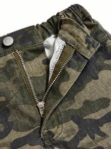 SHEIN 年轻男孩街头酷炫工装口袋迷彩树印花牛仔锥形牛仔裤，适合年轻男孩秋冬装迷彩工装裤迷彩工装裤男童 - 軍綠色 - 查看 4