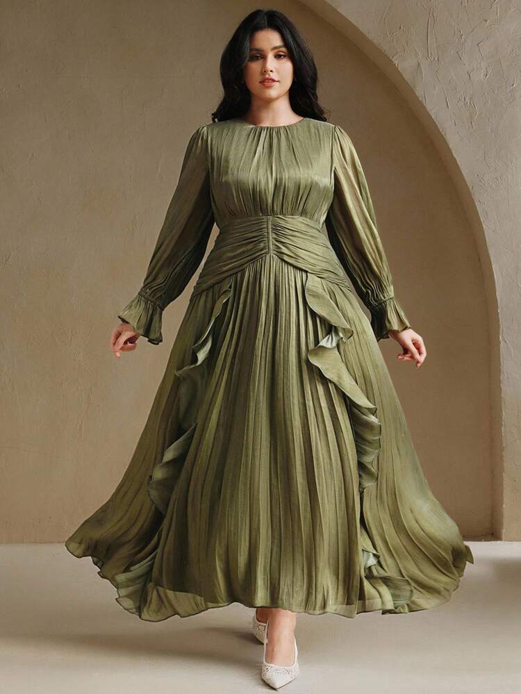 プラスサイズ レディース ロングドレス、深緑の光沢素材、ウエストプリーツ、ダブルフリルヘム、パフスリーブ、エレガントで多用途な フォーマルガウン
