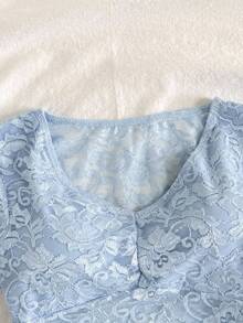 SHEIN 青少年女孩休闲合身甜美可爱蕾丝 V 领前褶皱半透明蕾丝衬衫，学院风，优雅短袖蕾丝上衣 - 淺藍色 - 查看 6