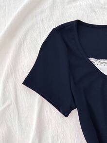 少女春夏情人节、休闲家居、干净女孩、美国 BM 风格、Y2K 女孩、海军蓝和白色对比罗纹针织拼布蕾丝荷叶边蝴蝶结紧身短袖 T 恤