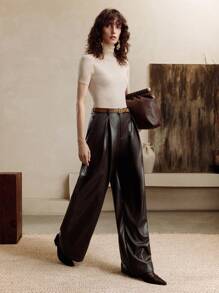 Arave Locker sitzende, plissierte Hose mit weitem Bein aus PU-Stoff für Damen für den täglichen, lässigen Arbeitsweg. Lehrertag, Herbst-/Winterkleidung und Halloween-Arbeitskleidung. Damen-Club-Outfits. Sexy Business-Casual-Herbstkleidung für Damen.