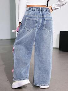 SHEIN Jeans anchos de mezclilla azul con lazo rosa decorativo, ropa de jeans de otoño e invierno para niñas, look cool para el Día de Acción de Gracias - Lavado ligero - Ver 4