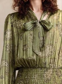SHEIN LUNE فستان طويل أنيق للنساء في فصل الخريف، من الشيفون الذهبي بتصميم مطبوع، ضيق الخصر على شكل X، أساور الخصر وتصميم طوق كبير متدلي، ملابس نسائية بوهيمية للخريف - أخضر - مشاهدة 2