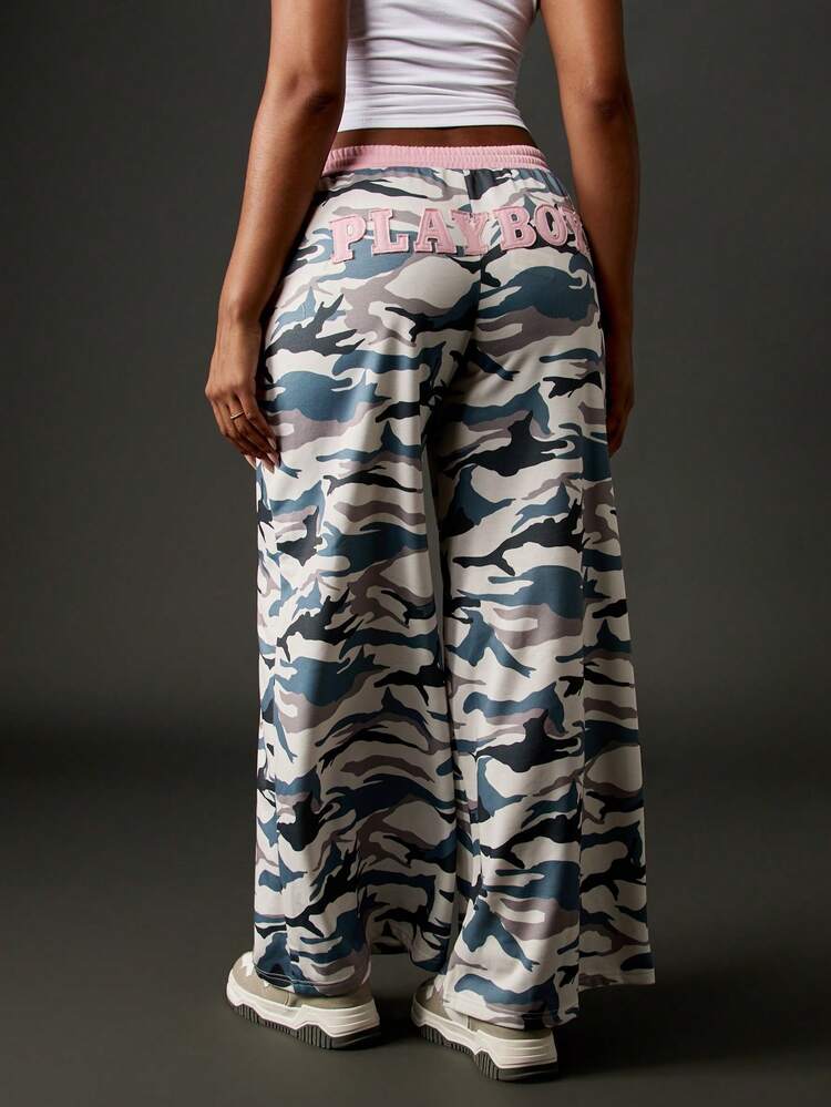 Missguided x Playboy ピンクのウエストバンド付きワイドレッグカモプリントジョガーパンツ