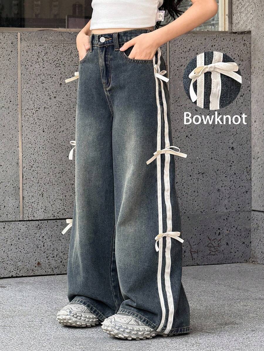 SHEIN 少女Y2K时尚侧条纹蝴蝶结宽松复古水洗休闲牛仔直筒阔腿牛仔裤，斜插口袋设计，适合夏季、秋季假期穿着，也适合日常出行、户外活动、居家、早午餐、下午茶、通勤、机场穿着、秋季返校季、乡村音乐会等场合。 - 中等水洗藍 - 查看 1