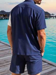 Manfinity Homme Conjunto de camisa de manga corta y pantalones cortos casuales de tela arrugada y parches para hombres, conjunto de ropa de verano para hombres, camisas de hombres con bloques de color - Azul y blanco - Ver 2