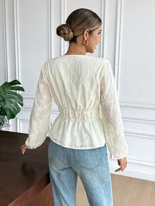 Serisse Blusa feminina jacquard com decote em V, mangas bufantes e barra com babados, modelagem ajustada. Ideal para o outono, esta blusa elegante é perfeita para festas, casamentos e outras ocasiões especiais. Perfeita para convidadas de casamento, ela também pode ser usada em eventos formais e para sair à noite. Ideal para casamentos civis, esta blusa branca é uma ótima opção para o verão. - Damasco - Ver 2
