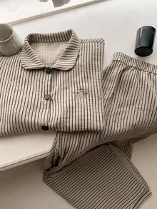 Dazy Plus Bộ đồ ngủ 2 món họa tiết sọc cổ tròn cỡ lớn dành cho nữ, đồ mặc nhà in họa tiết dễ thương, trang phục thu đông, trang phục ấm áp - Màu Khaki - Xem 1