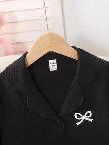 SHEIN 青少年女孩编织睡衣套装，蝴蝶结装饰衬衫，V 领翻领纽扣前短袖上衣和宽松休闲长裤，2 件套睡衣套装 - 黑與白 - 查看 5