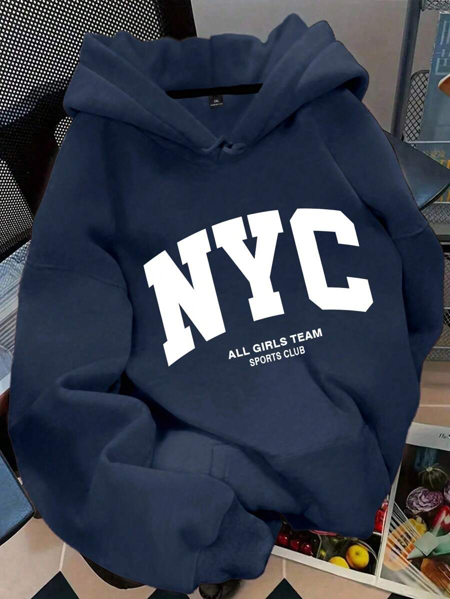 POPSWAY 大码女式标语字母“NYC ALL GIRLS TEAM SPORTS CLUB”城市名称图案印花保暖抽绳套头衫,适合秋冬季穿着。 - 藏蓝色 - 查看 1