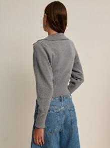 Nöista Áo khoác cardigan dệt kim dáng ngắn màu tím nhạt với cổ chữ V hở, cổ áo xẻ mềm mại và ba dây buộc phía trước. Cổ tay áo bo gân và cạp chun rộng tạo hiệu ứng tôn dáng. Hoàn hảo cho mùa thu, những buổi học tập hoặc những buổi hẹn cà phê thân mật. - Xám - Xem 2