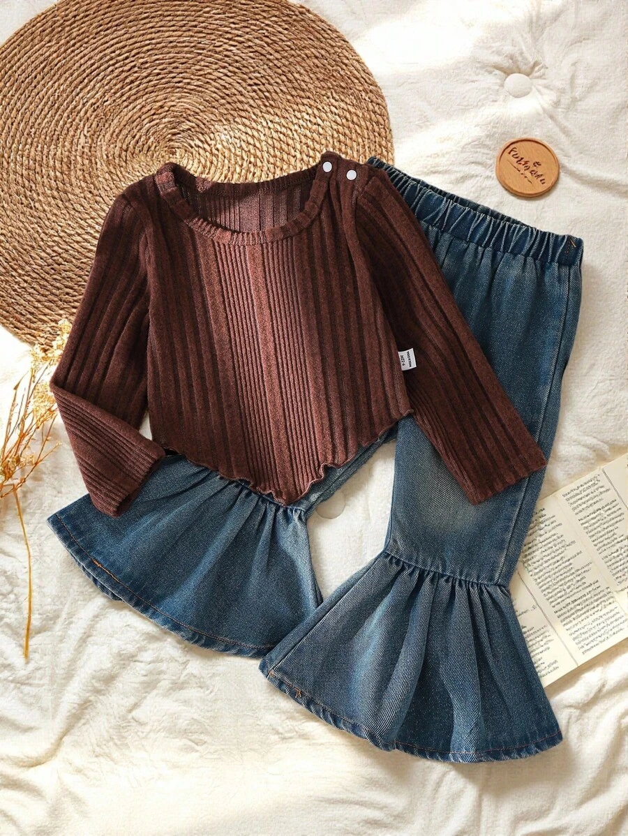 SHEIN Vintaside Kids 女婴时尚街头服饰罗纹针织不对称下摆上衣和喇叭牛仔裤两件套服装，适合户外拍摄