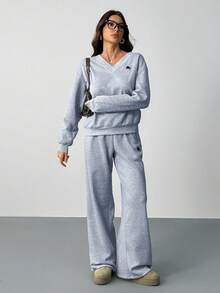 SHEIN Tall 女式 V 领超大蓬松羊毛弹力宽松休闲运动衫和运动裤 2 件套，秋冬，小标志印花 2 件套休闲套装女式。外出装，别致女式套装，别致女式裤子，家居，休闲，运动风格，百搭，高品质升级，个性化，适合聚会、健身房、户外和多种场景，女式秋季服装，别致女式套装，运动，多功能 - 灰色 - 查看 4