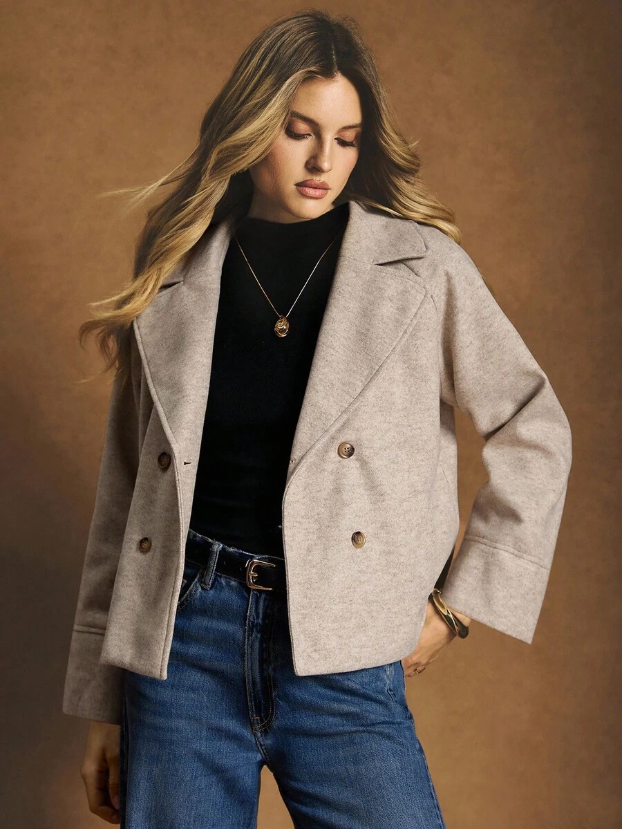 Poéselle 短款双排扣翻领大衣 – 女士时尚百搭双排扣大衣，简约别致的冬季假日及圣诞节外套（2025款） - 杏色 - 查看 1