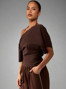 MISSGUIDED 不对称单肩 T 恤，腰部褶饰，优雅晚礼服上衣，适合女士秋冬垂坠设计芭蕾风格裹身前襟 - 咖啡棕 - 查看 5