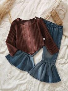 SHEIN Vintaside Kids 女婴时尚街头服饰罗纹针织不对称下摆上衣和喇叭牛仔裤两件套服装，适合户外拍摄