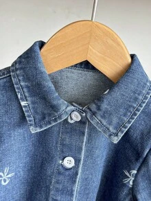 SHEIN Vintaside Kids 2 件套女婴牛仔套装，可爱休闲风格，百搭舒适，适合度假，时尚街头，蝴蝶结装饰，柔软水洗无弹力宽松牛仔长袖上衣和阔腿裤，轻盈适合春秋季，日常穿着 - 中等水洗藍 - 查看 3