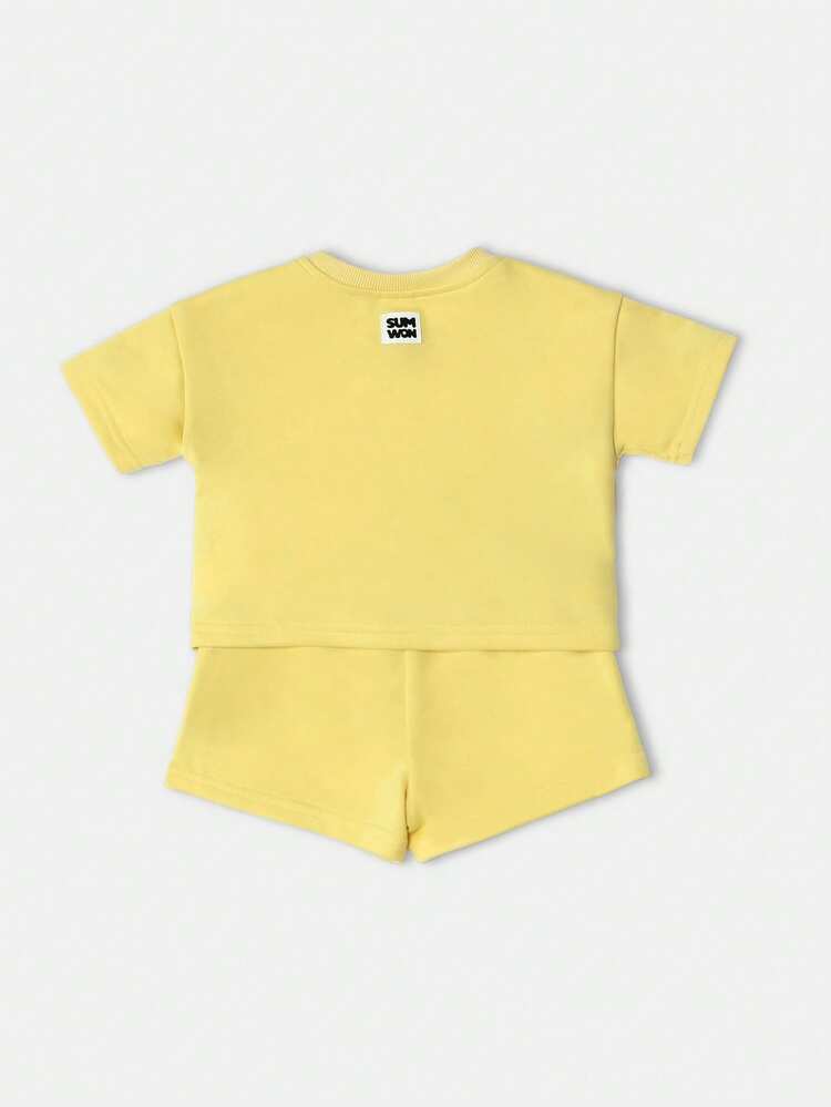 Bluza z krótkim rękawem w komplecie z pasującymi spodenkami