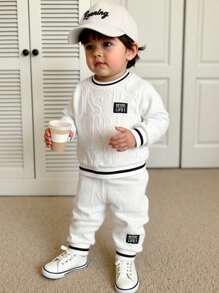 SHEIN Playful Pals 2 件幼儿男童休闲字母针织提花饰边罗纹圆领长袖运动衫和松紧腰裤套装，适合外出、日常休闲装、旅行，6 个月至 3 岁 - 白色 - 查看 1