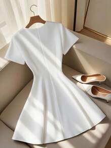 GlowEve CURVE 大码女式优雅白色交叉系腰双排扣迷你连衣裙，夏季 - 米色 - 查看 2