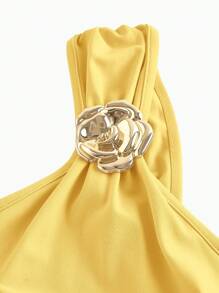 SHEIN X Hannahelzahed SHEIN MOD 金色胸针装饰不对称颈部褶皱鱼尾裙 - 黃色 - 查看 3