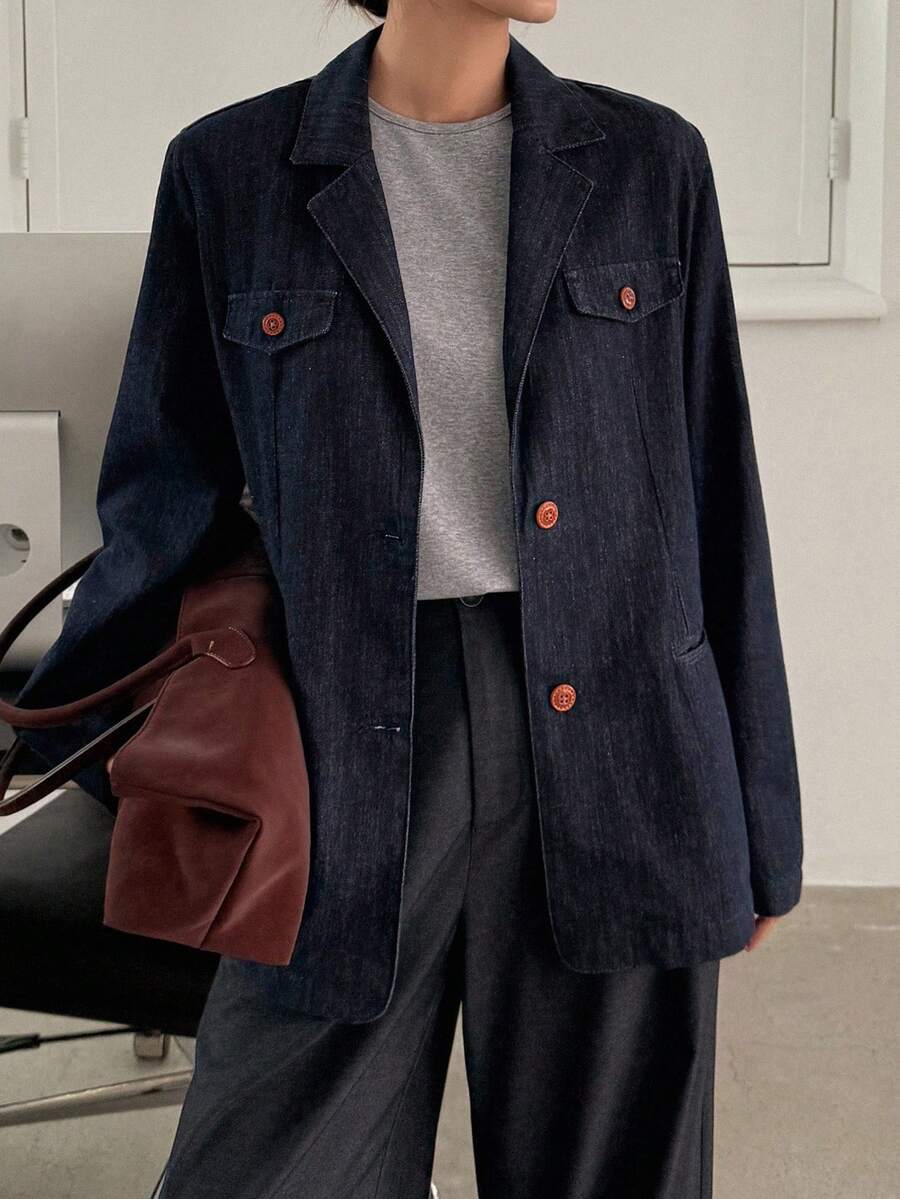 DAZY 女式翻领前开襟宽松牛仔西装外套，休闲都市风格 - 深色水洗藍 - 查看 1